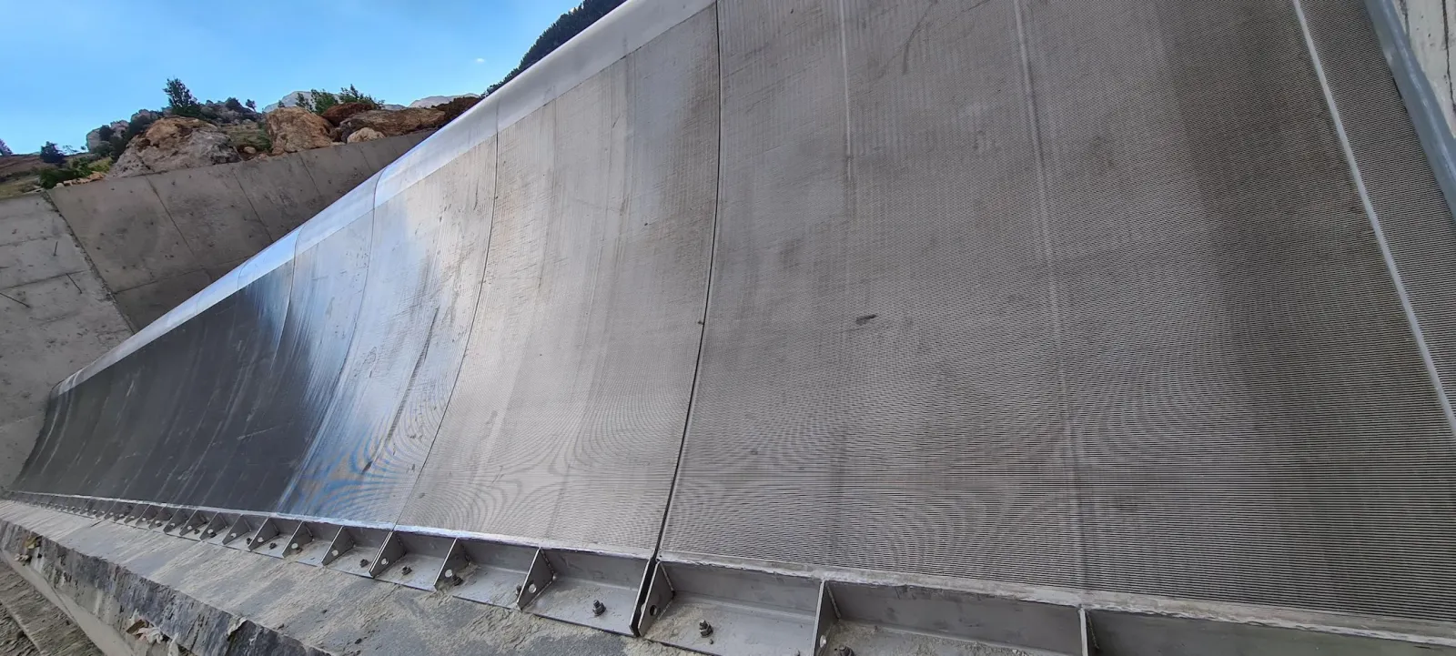 Stainless steel Coanda screen for passive water withdrawal and fish protection