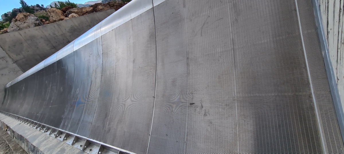 Stainless steel Coanda intake screen for passive water withdrawal and fish protection