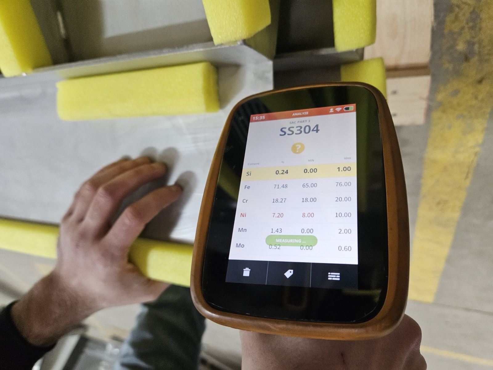 شاشة محلل XRF تُظهر التحقق من التركيب الكيميائي لفولاذ SS304